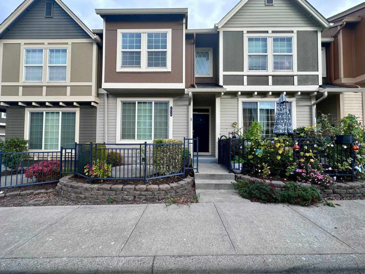 Modern Comfort Meets Convenience in Beaverton Townhouse 2 Bed 2.5 Bath!