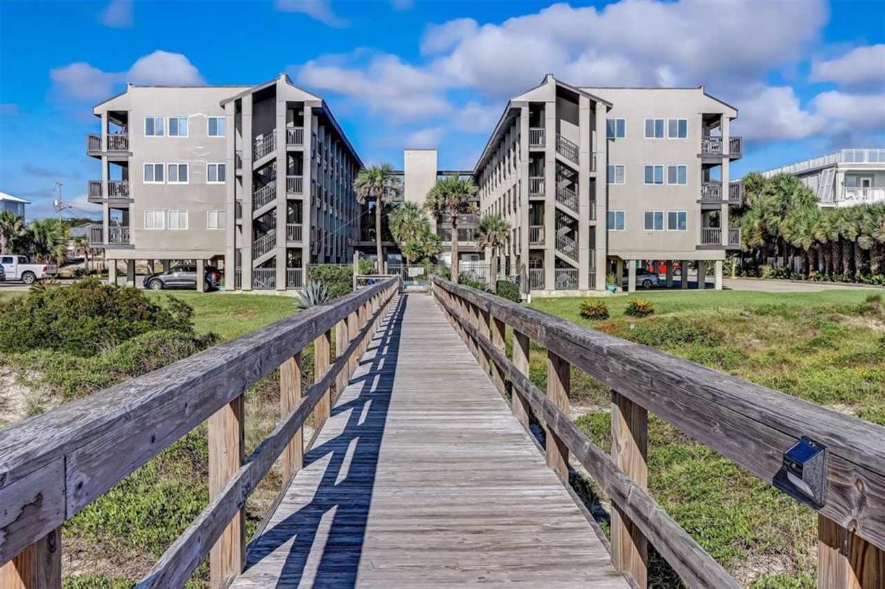 Oceanfront Long-Term Rental at Sand Dollar Villas – Coastal Living at Its Best
