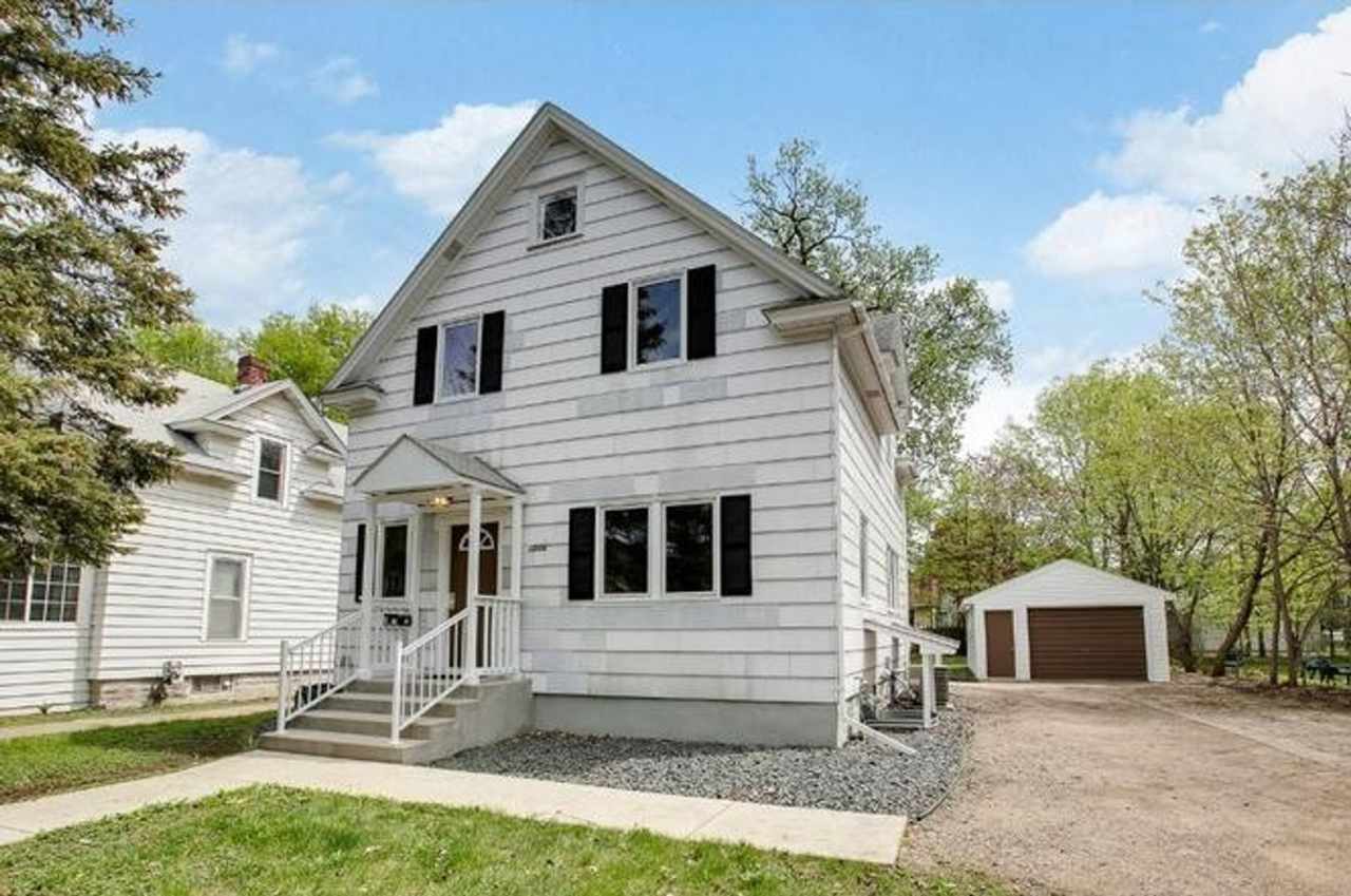 6 Bdrm/2 Bath In Como w/ Off-street parking