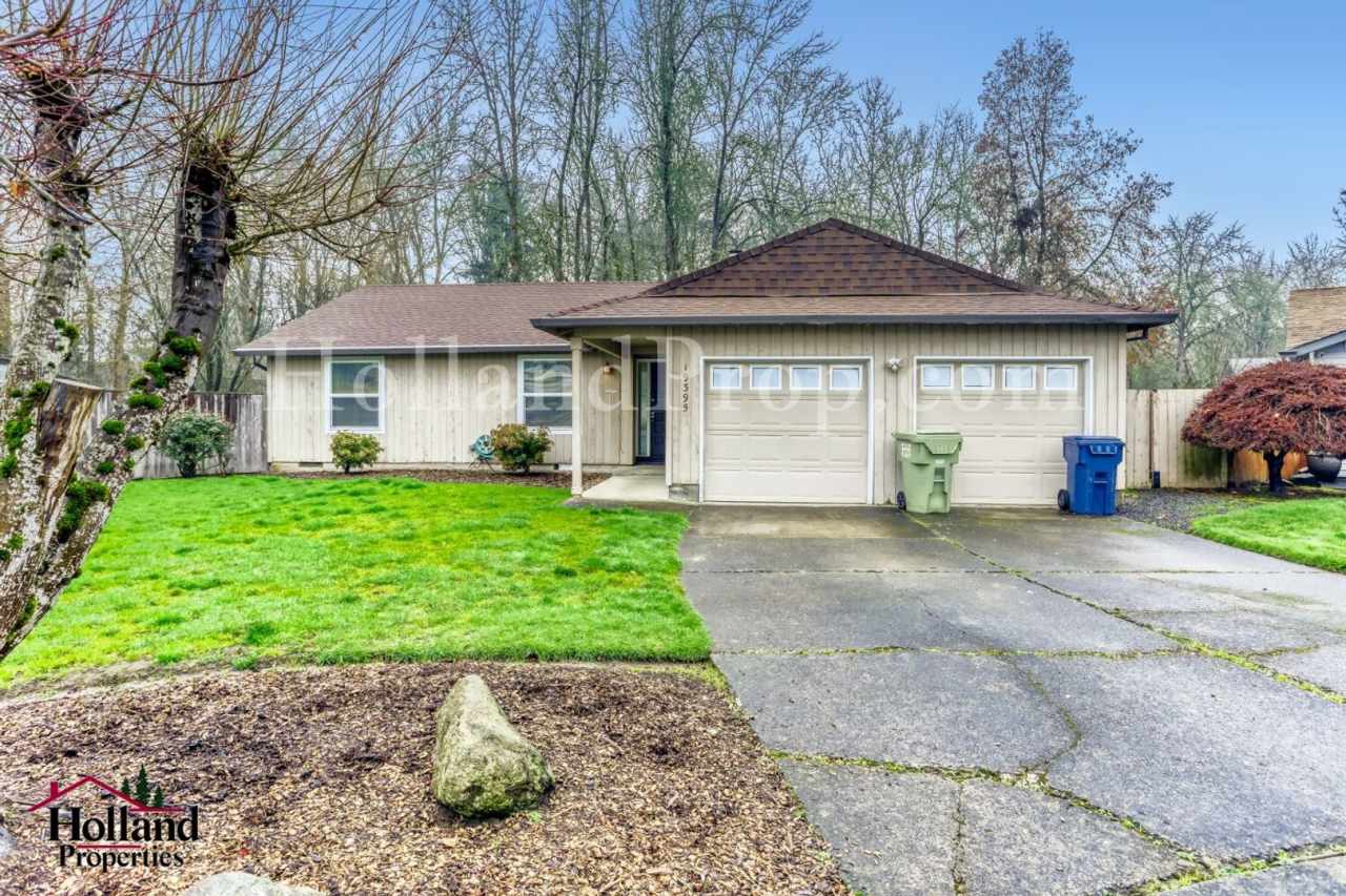 Beautiful Single-Level Hillsboro Home with Spacious Fenced Yard!