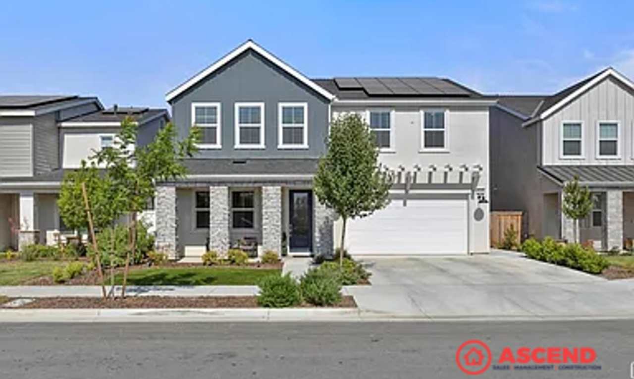 Beautiful home located in Gossamer Grove!