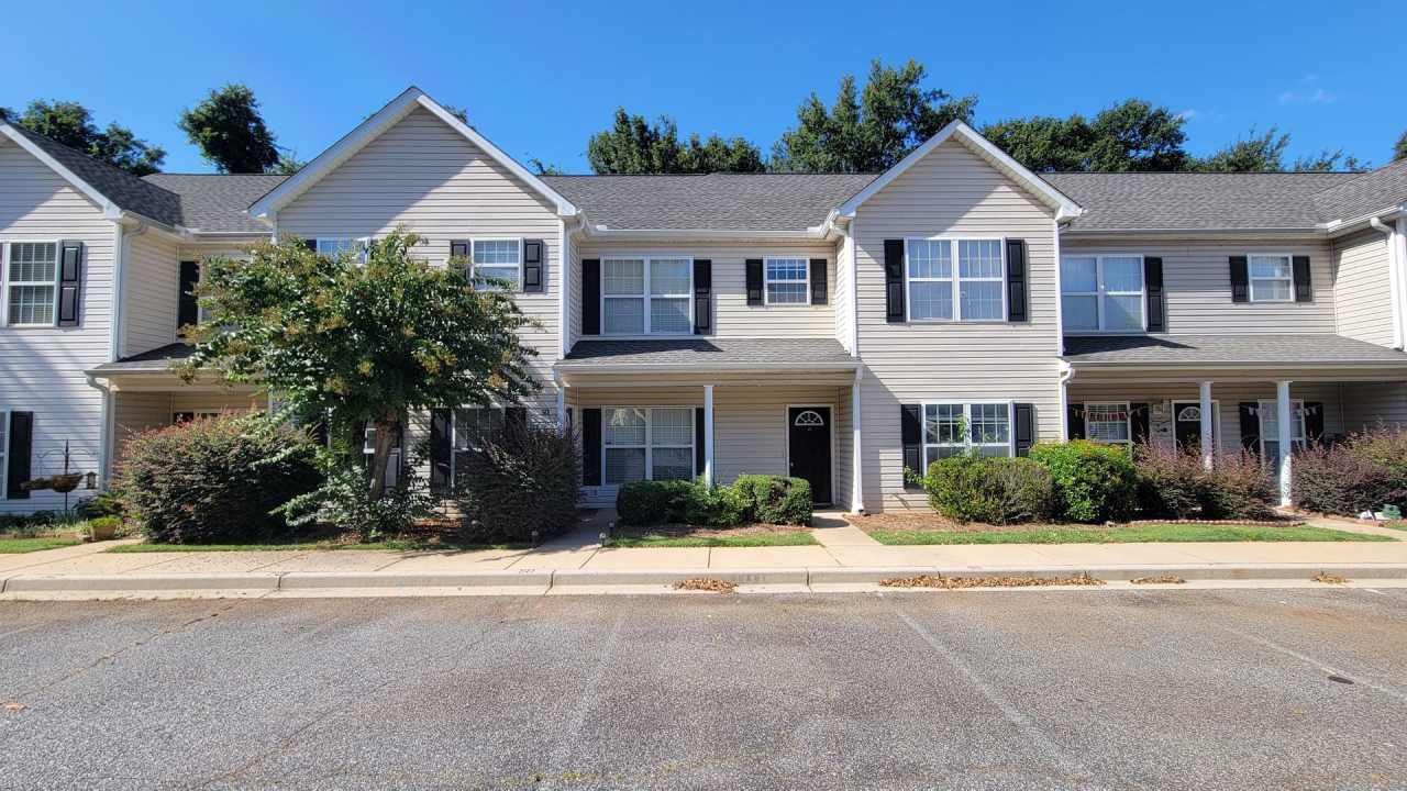 AVAILABLE NOW, $825 OFF FIRST FULL MONTH OF RENT!