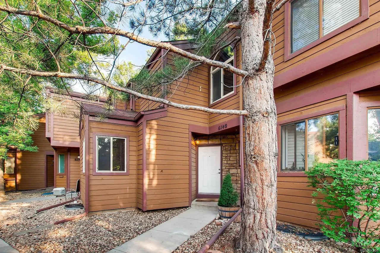 Beautiful townhouse in Gunbarrel with modern appliances, private master suite, vaulted ceilings, and private patio.