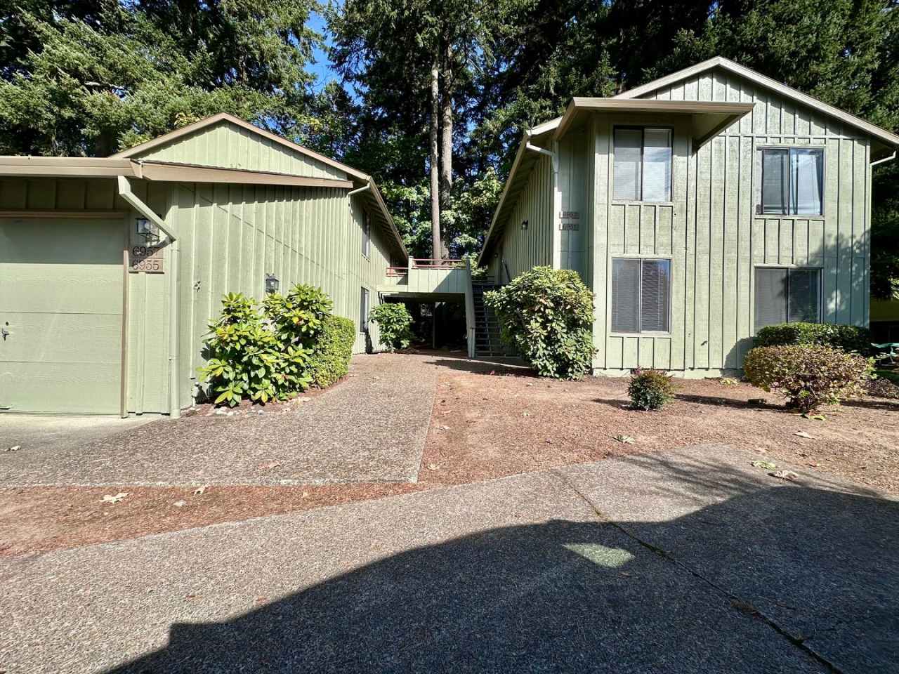 2 Bed 1 Bath Apartment in Lake Oswego! MOVE IN SPECIAL