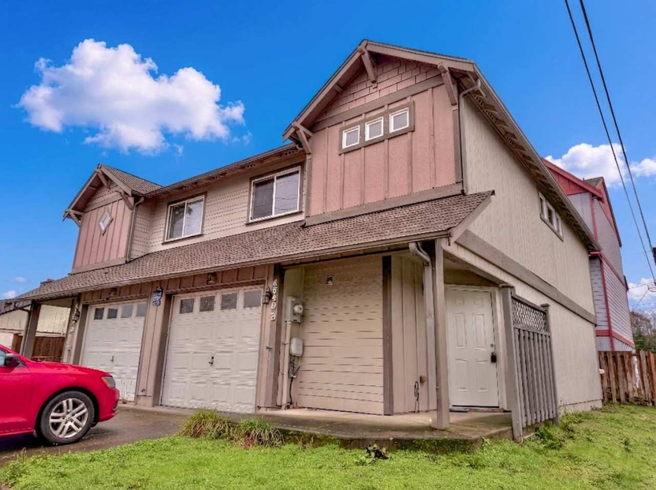 Spacious, remodeled two-level duplex