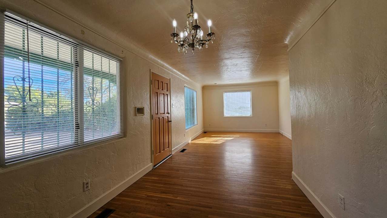 SE Cute 2 Bedroom 1 Bath Home.