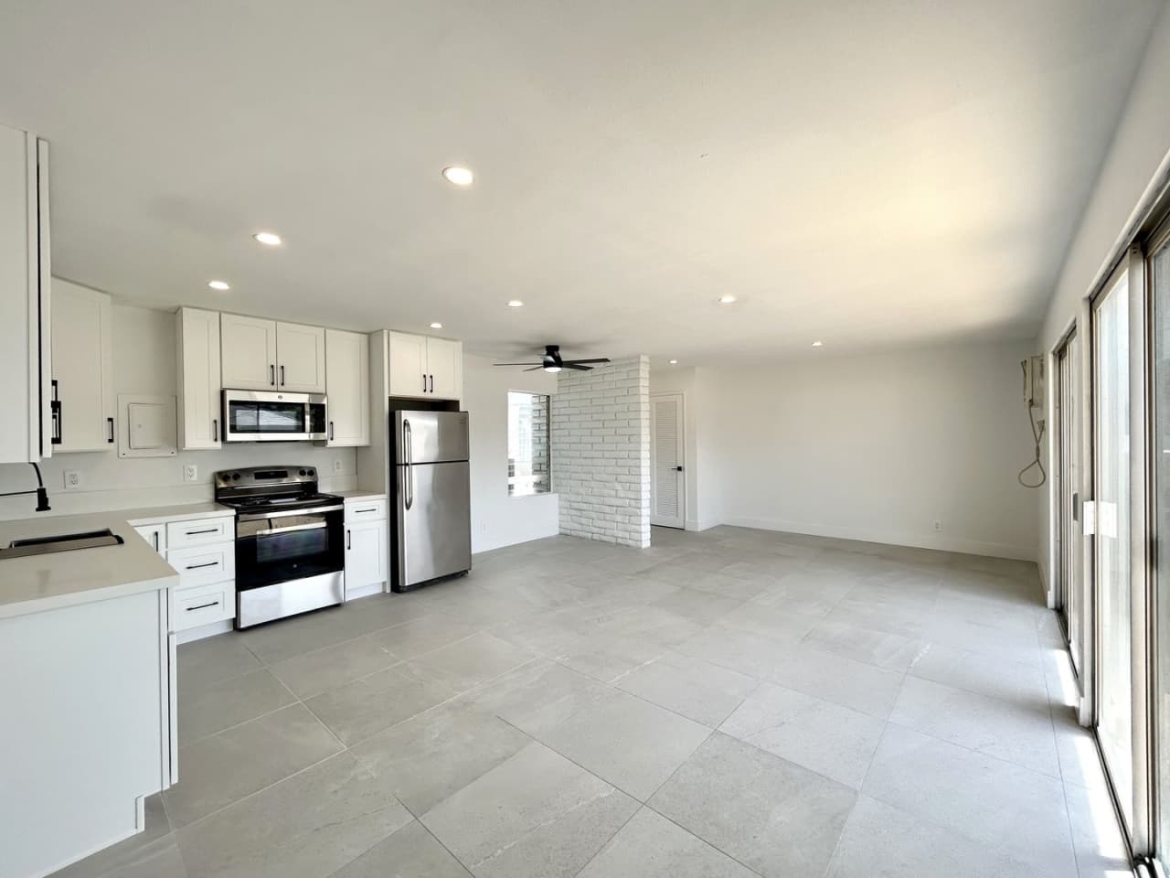 AVAILABLE NOW! NEWLY RENOVATED 1 Bedroom 1 Bathroom Apartment in Palm Springs!!