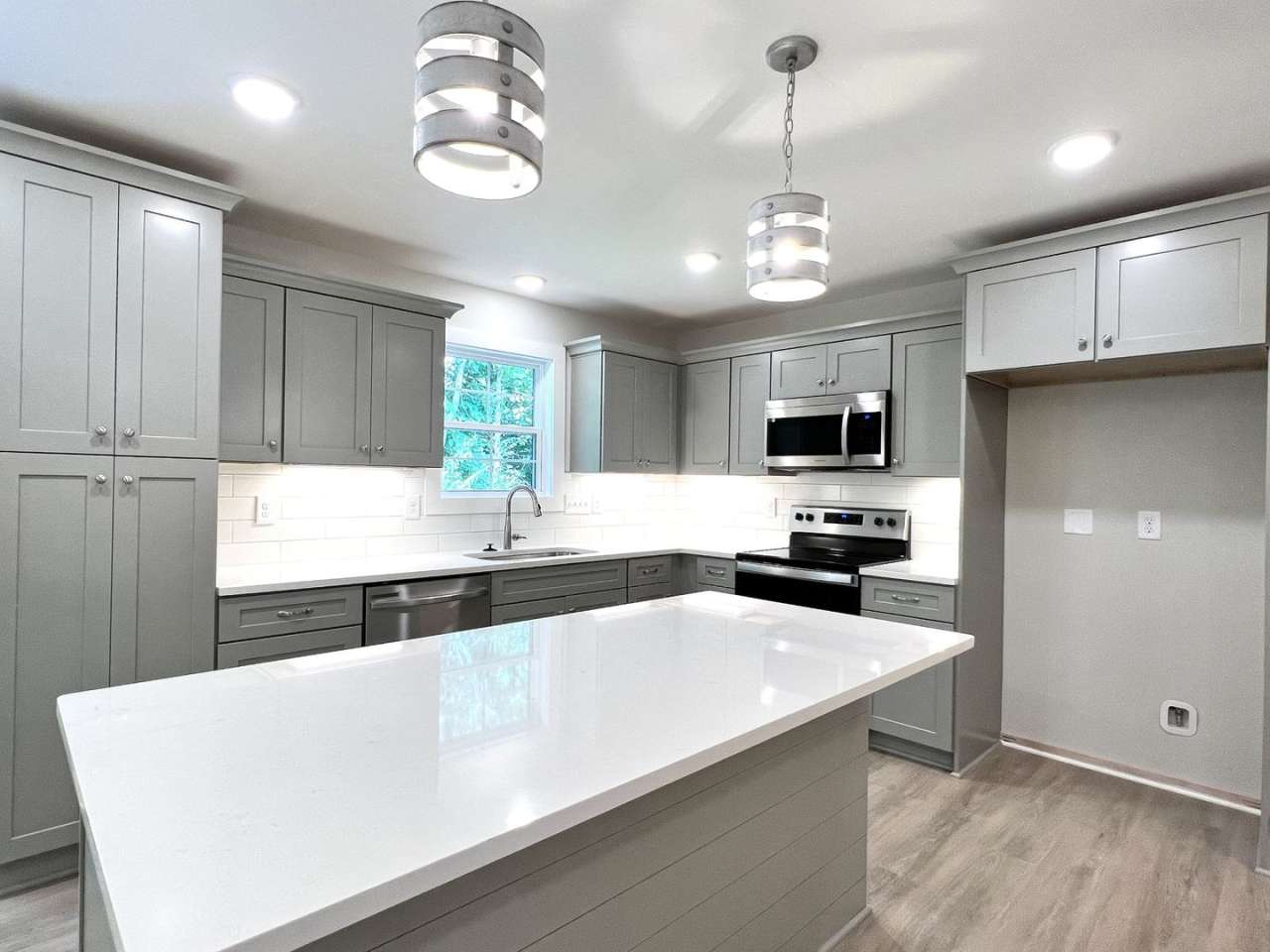 TOWNHOME ON WEST SIDE NEAR FIVE OAKS GOLF COURSE!