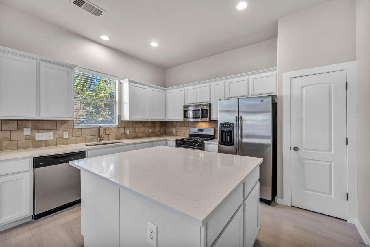 1 MONTH FREE* Gorgeous 3 bed 2 Bath detached condo in trendy east Austin RENOVATIONS