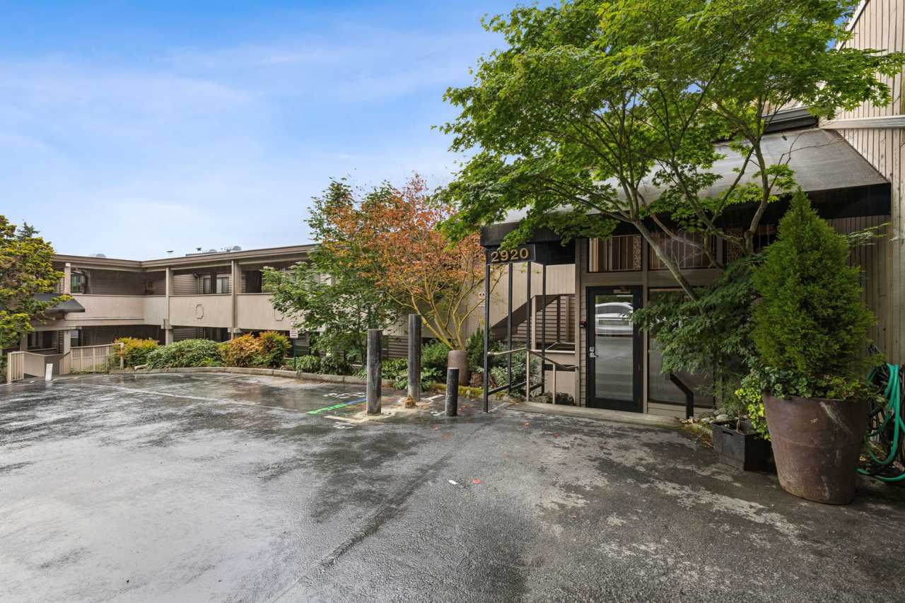 2 Bed / 2 Bath updated Mercer Island condo $2,995/mo