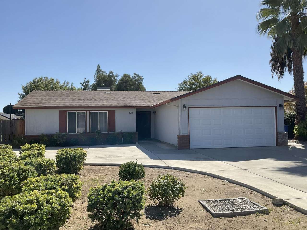 Charming Clovis 3/2 Home with New Solar System * Move-In Bonus! *