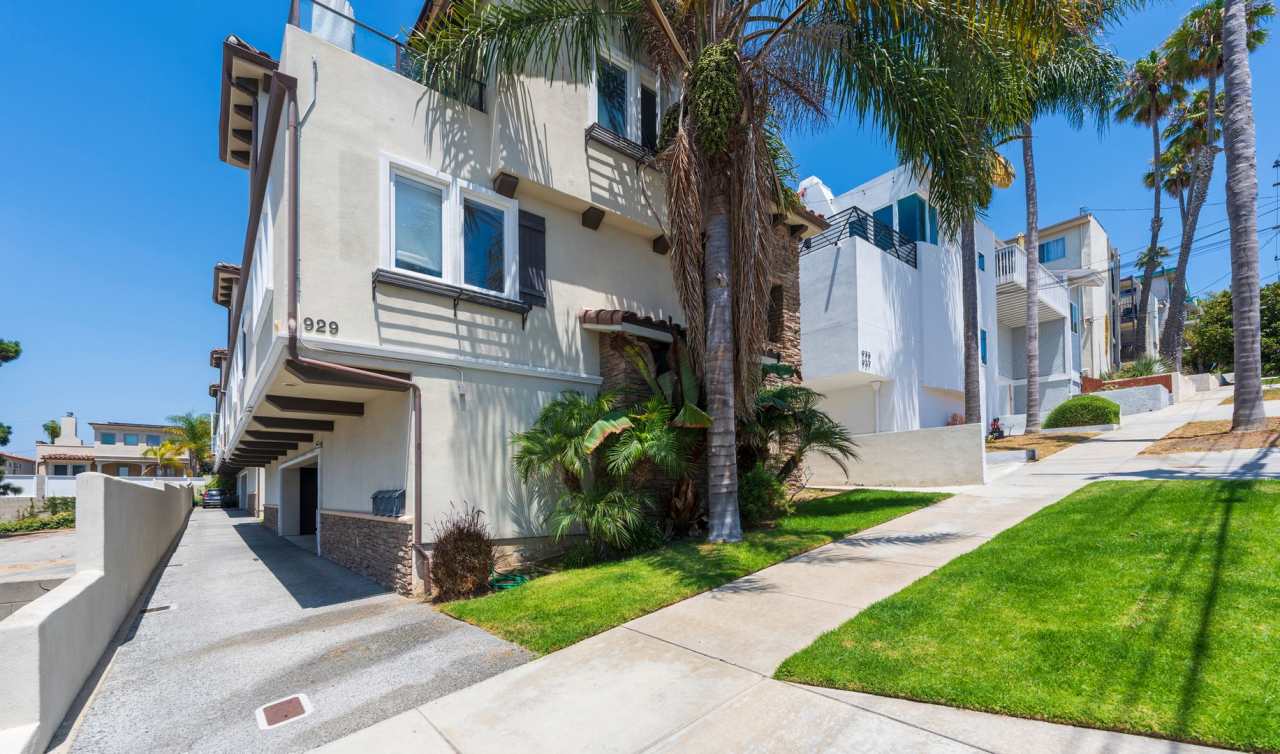 LUXURIOUS-CONTEMPORARY TOWNHOUSE W/ AMAZING PANORAMIC OCEAN VIEWS, HIGH-END AMENITIES  2-CAR GARAGE CLOSE TO SHOPPING  6 BLOCKS TO BEACH. ZONED FOR TOP SCHOOL DISTRICT (Pre K – 12)