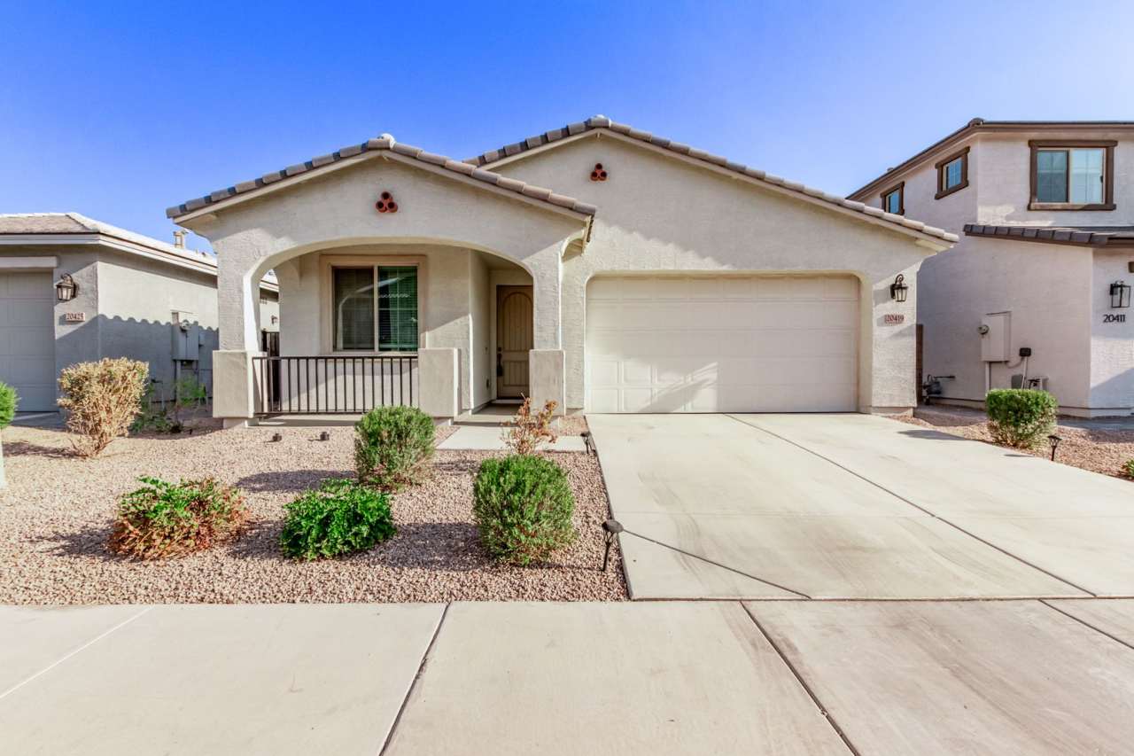 Modern 4-Bedroom Home in Prime Queen Creek Location!