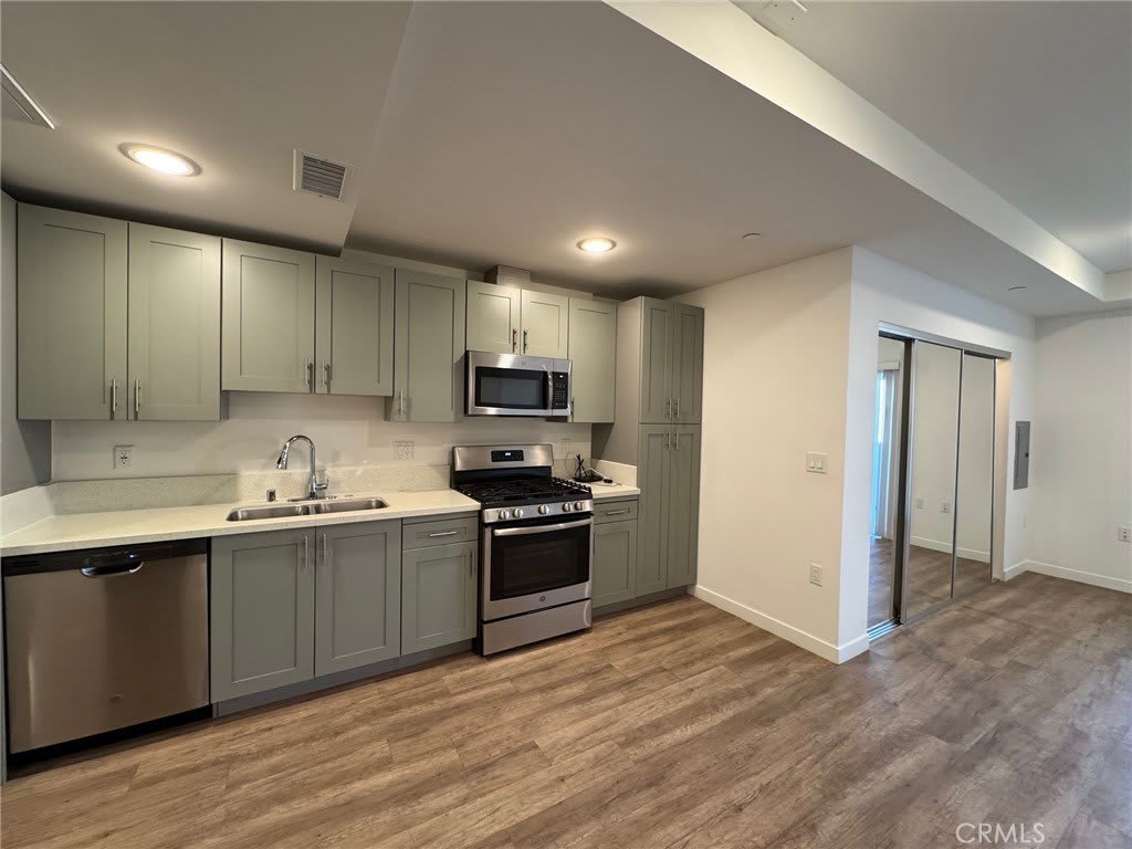 1025 S Berendo Street