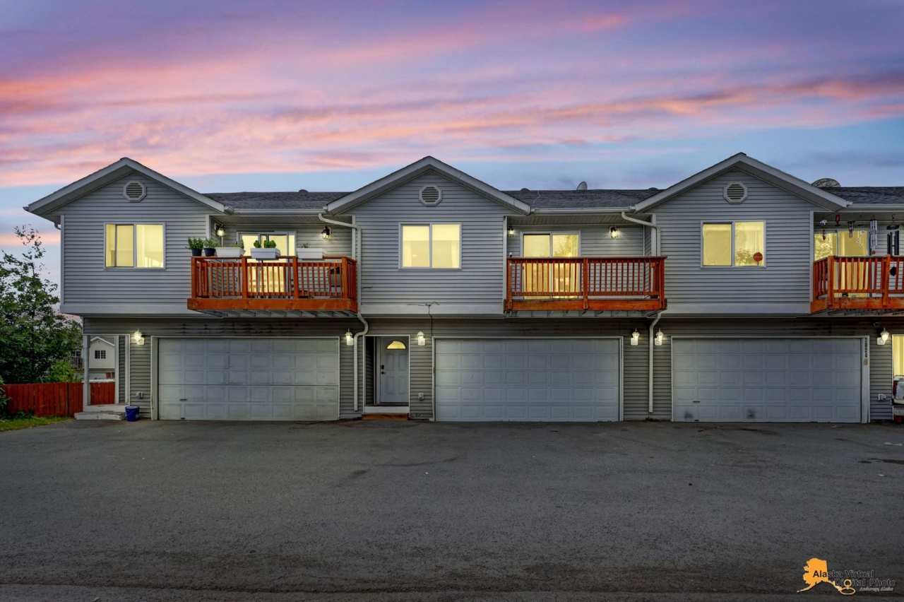 Modern 4-Bedroom Townhome in Desirable South Anchorage