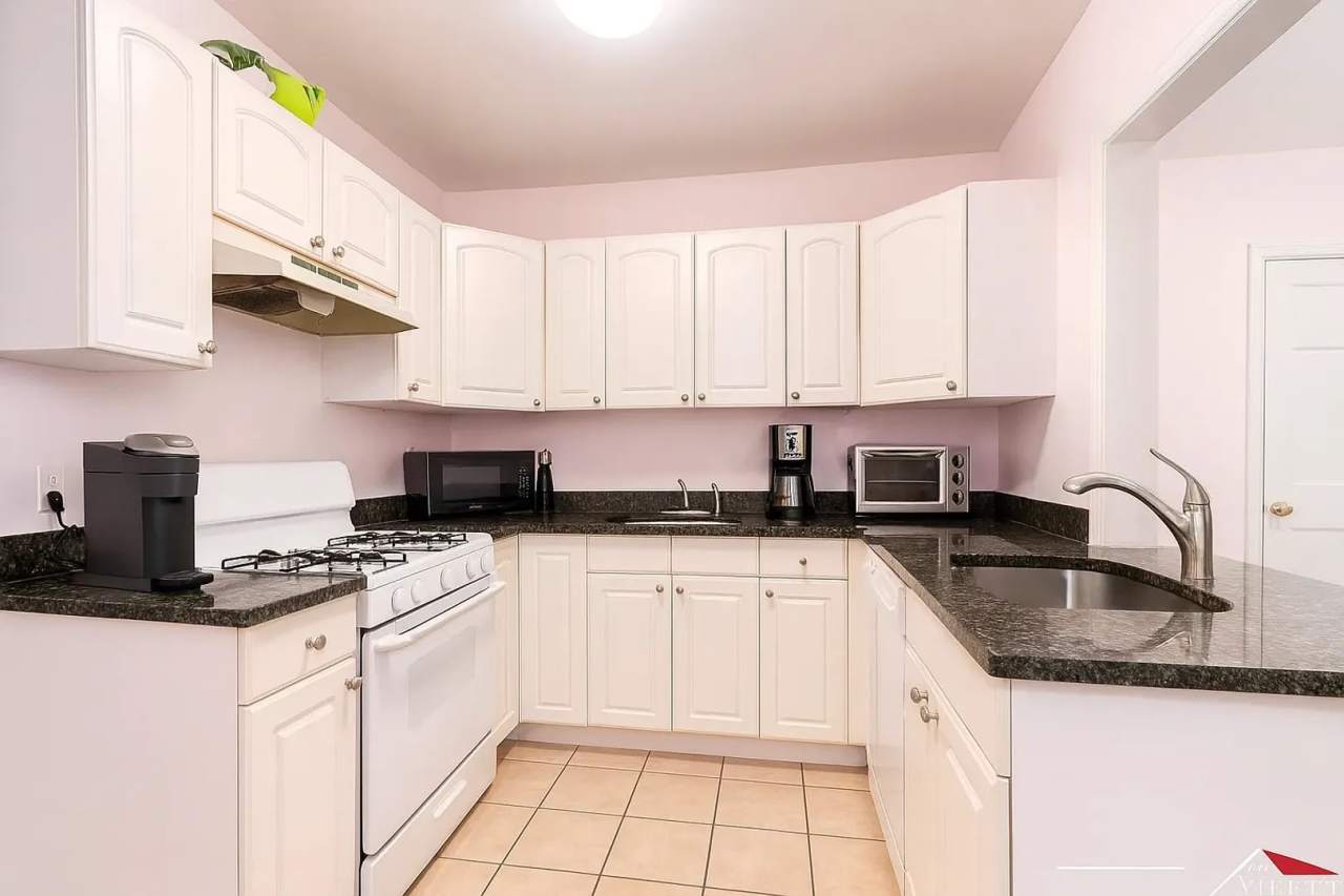 Fantastic 4-bed, 1.5 bath Unit in Brookline - perfect for BU Students