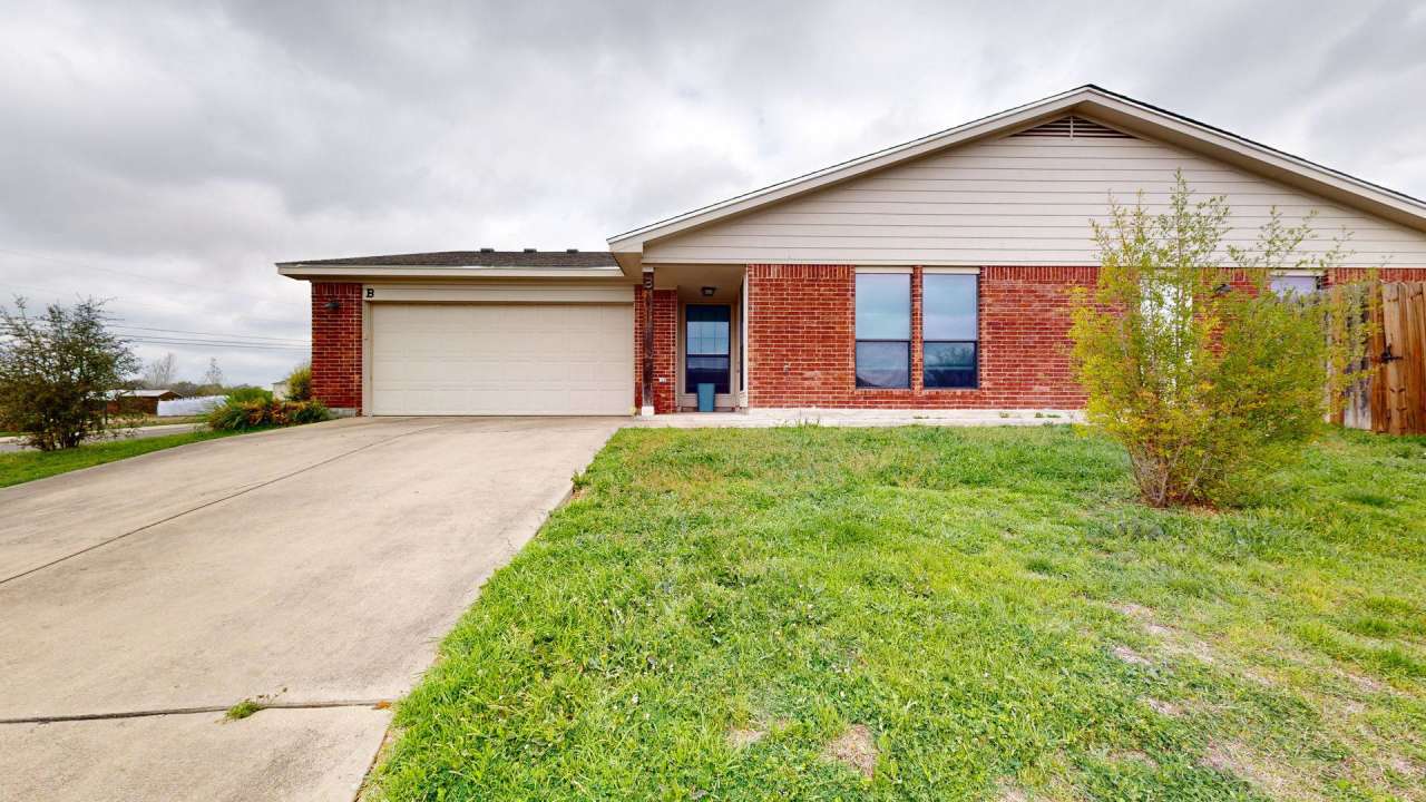 3 BEDROOM, 2 BATH, 2 CAR GARAGE DUPLEX!!!