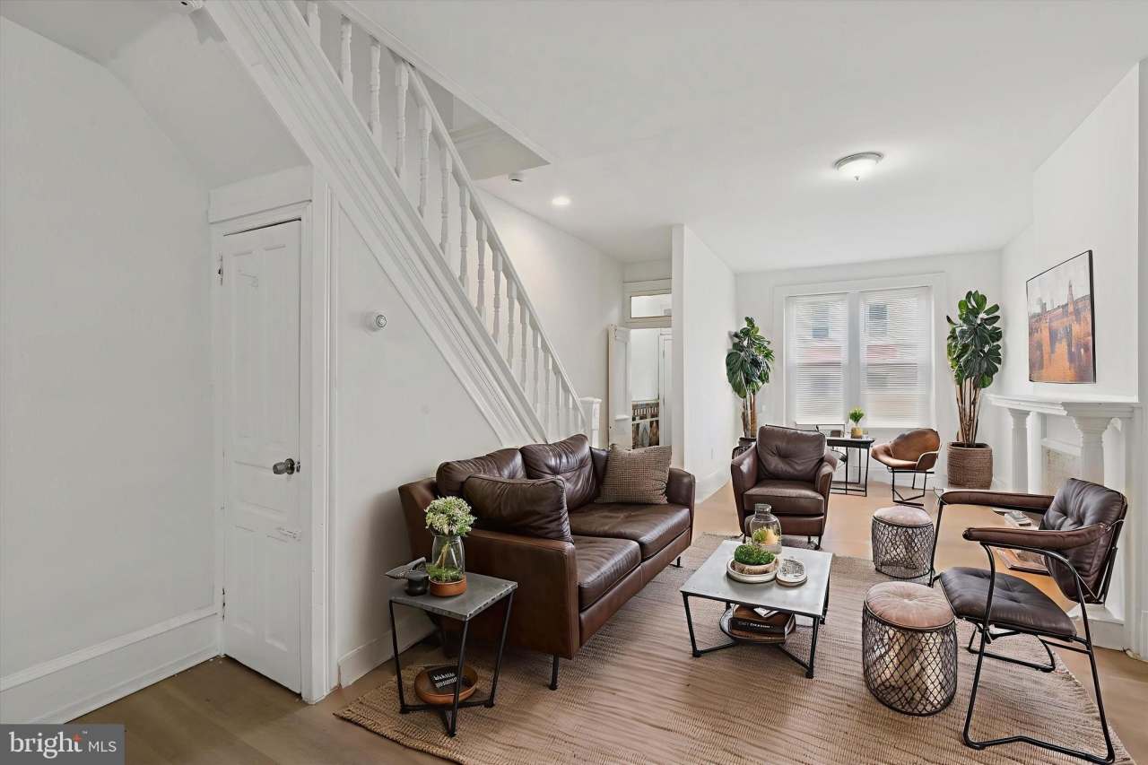 2054 W GLENWOOD Avenue