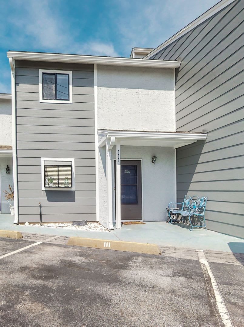 Unfurnished 2 Bedroom Townhome Near the Beach!
