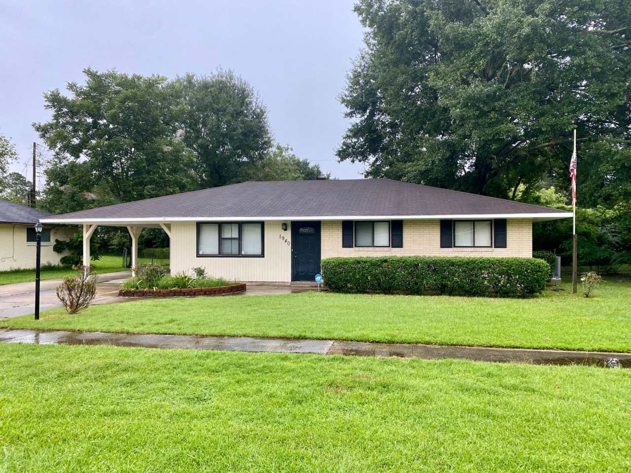 Must see this Beautiful 3/2 home in Village St. George Available NOW