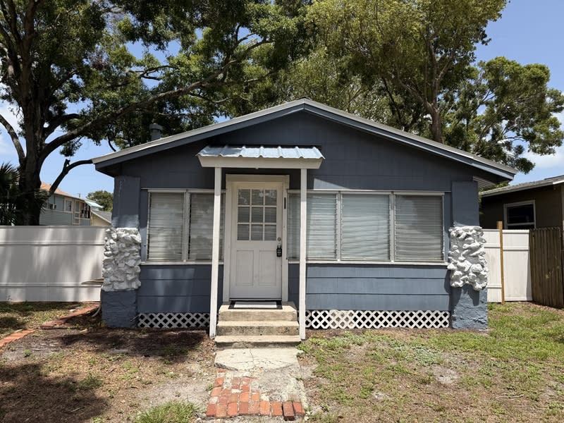 1131 Queen Street North - House