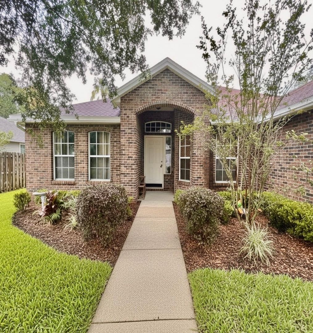 4 Bed 3 Bath Home. Over 2,400 sqft Near Jacksonville Beach. Amenities, Bonus Room, Guarded Gate. Pet Friendly
