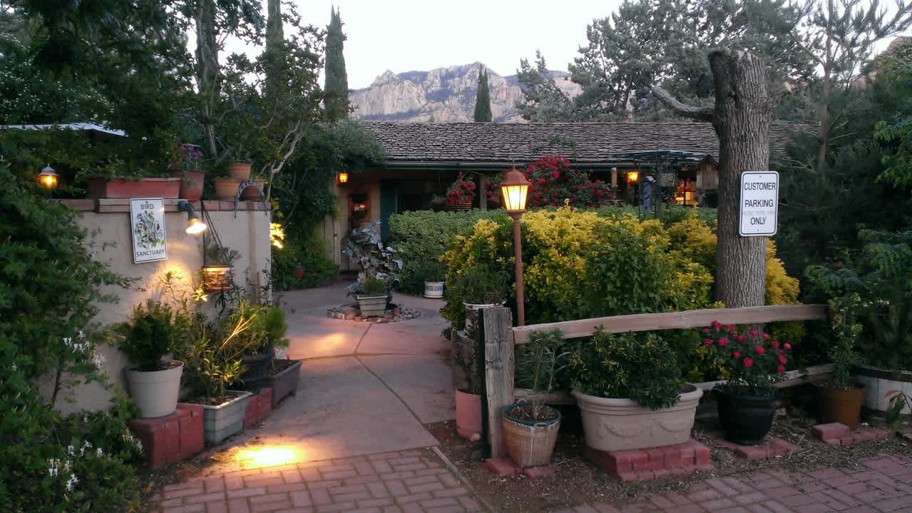 ROSE TREE INN - UPTOWN SEDONA- FURNISHED STUDIO - CABLE TV, WIFI, UTILITIES INCLUDED!