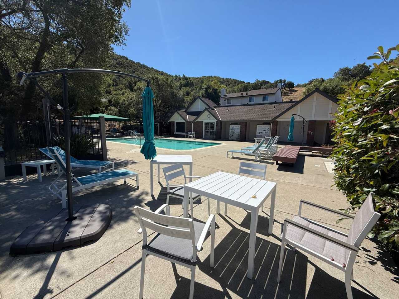 UPPER END UNIT TWO BED / TWO BATH CONDO IN MEADOW OAKS