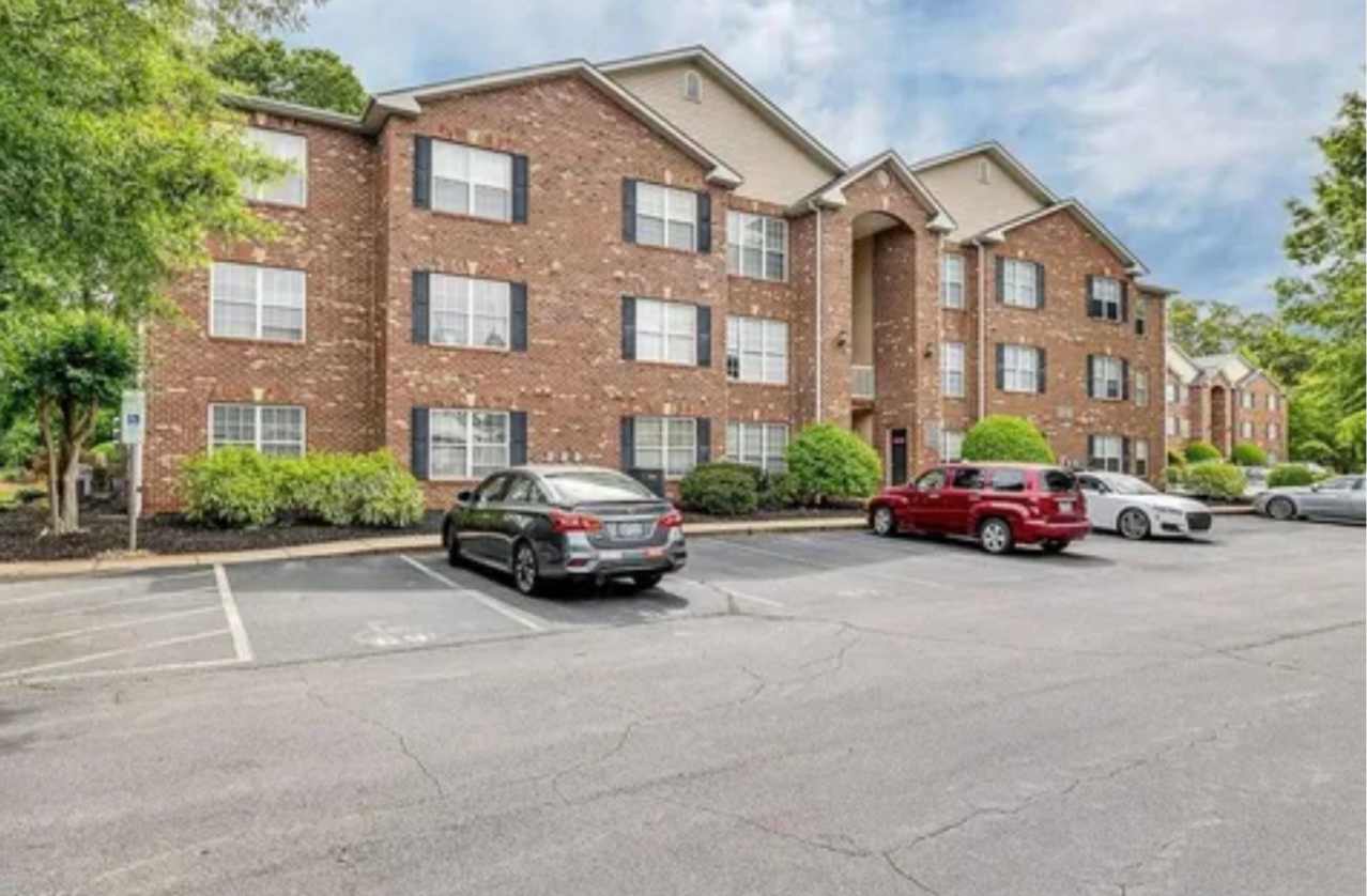 Wonderful updated 2 bedroom 2 bath condo on main level off Battleground ave in NW Greensboro