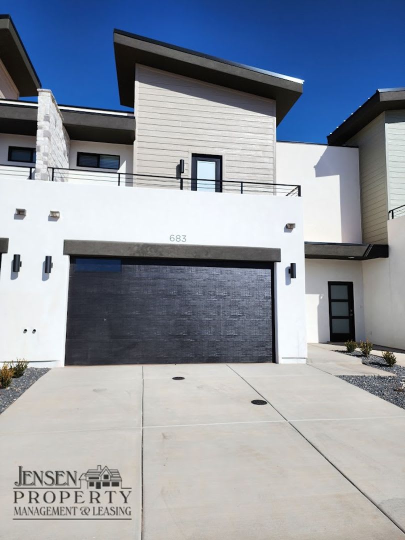 Newer Three Bedroom Town Home-Crimson Park