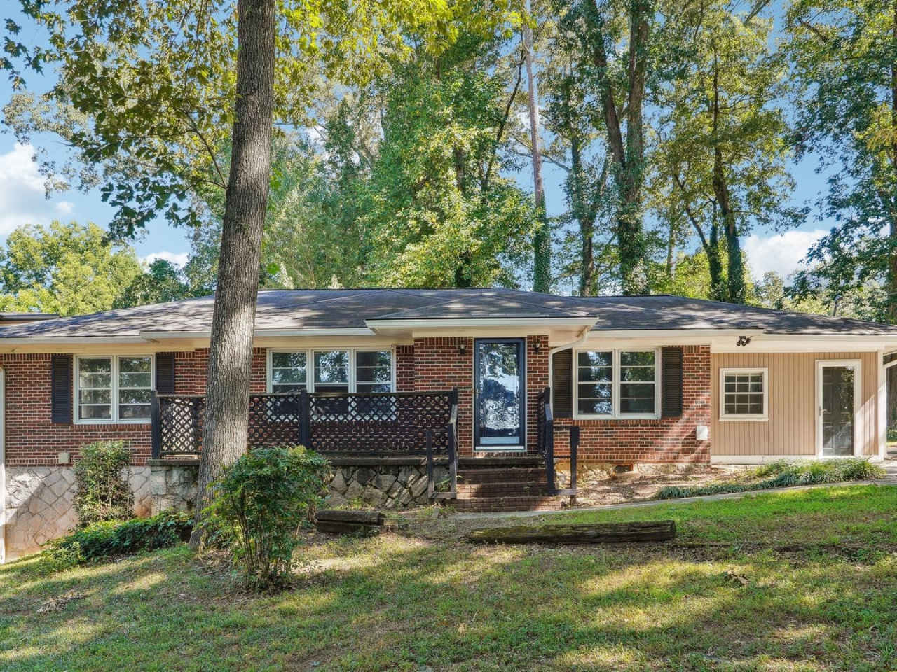 Pet Friendly 3 Bedroom/2 Bathroom Single Family Home with Home Theater in Decatur, Georgia - Perfect for Families!