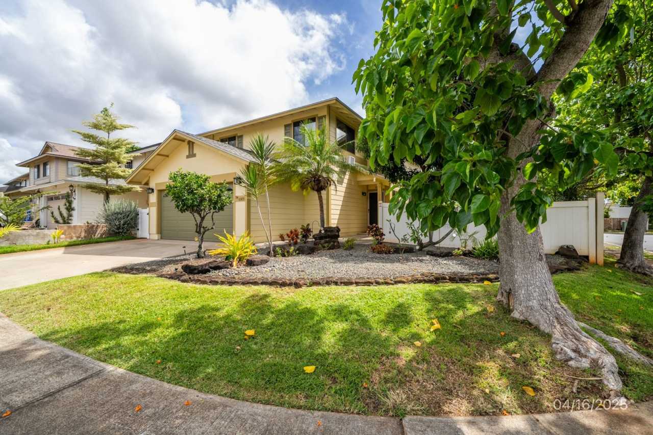 Available now! 3-bdrm 2.5-bath single family home in Royal Kunia