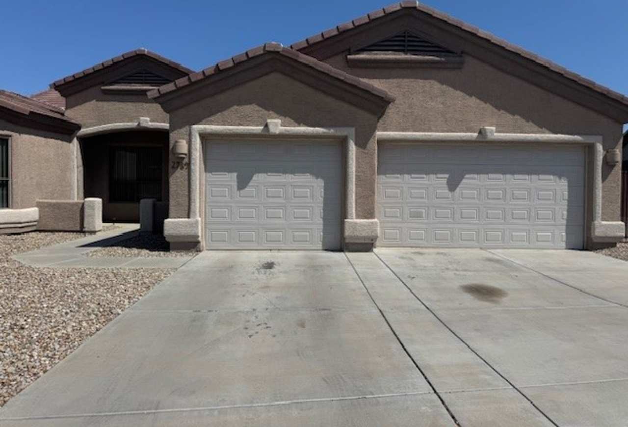 3 Bedroom Exec Home Bullhead Parkway close to River/golf, fenced yard and "Boat Deep" Garage