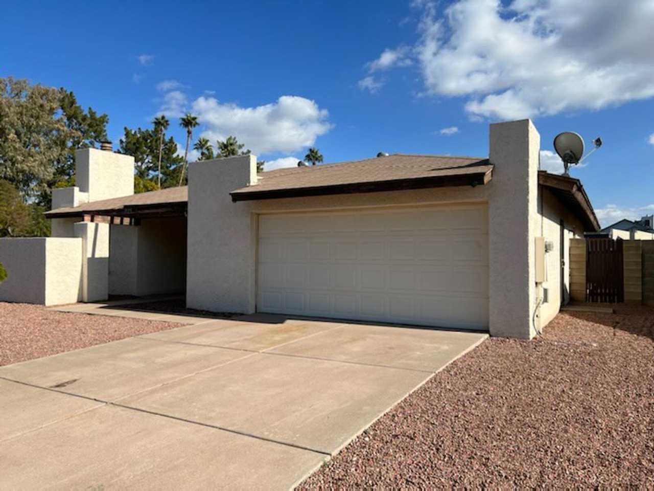 Charming 3 Bed 2 Bath home in Mesa with community pool and big backyard