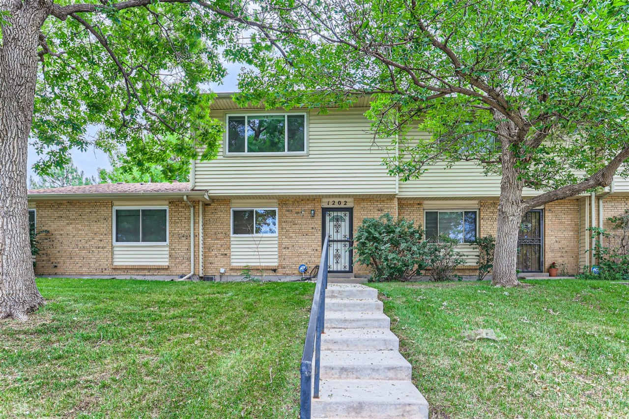 Charming 3 Bedroom 2 Bath Townhome In Aurora!