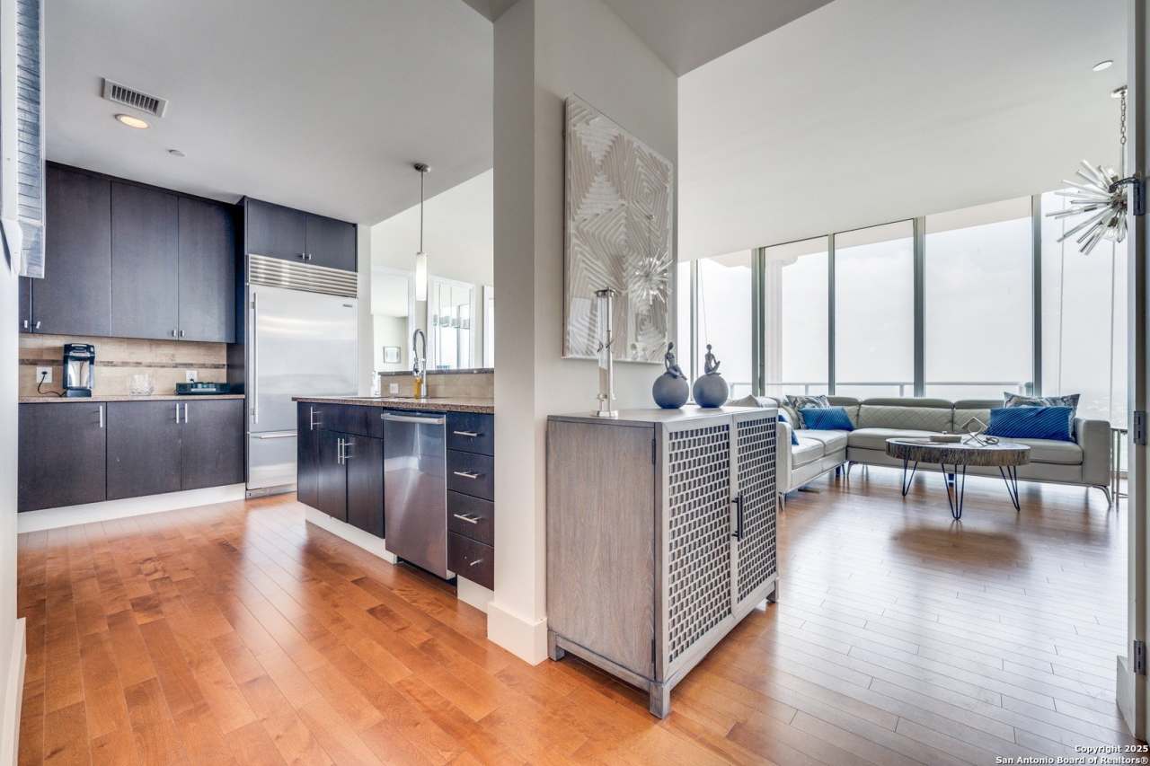 610 E Market unit: 2711