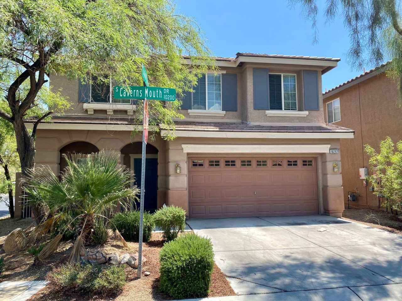 CHARMING SINGLE FAMILY HOME IN MOUNTAINS EDGE!!