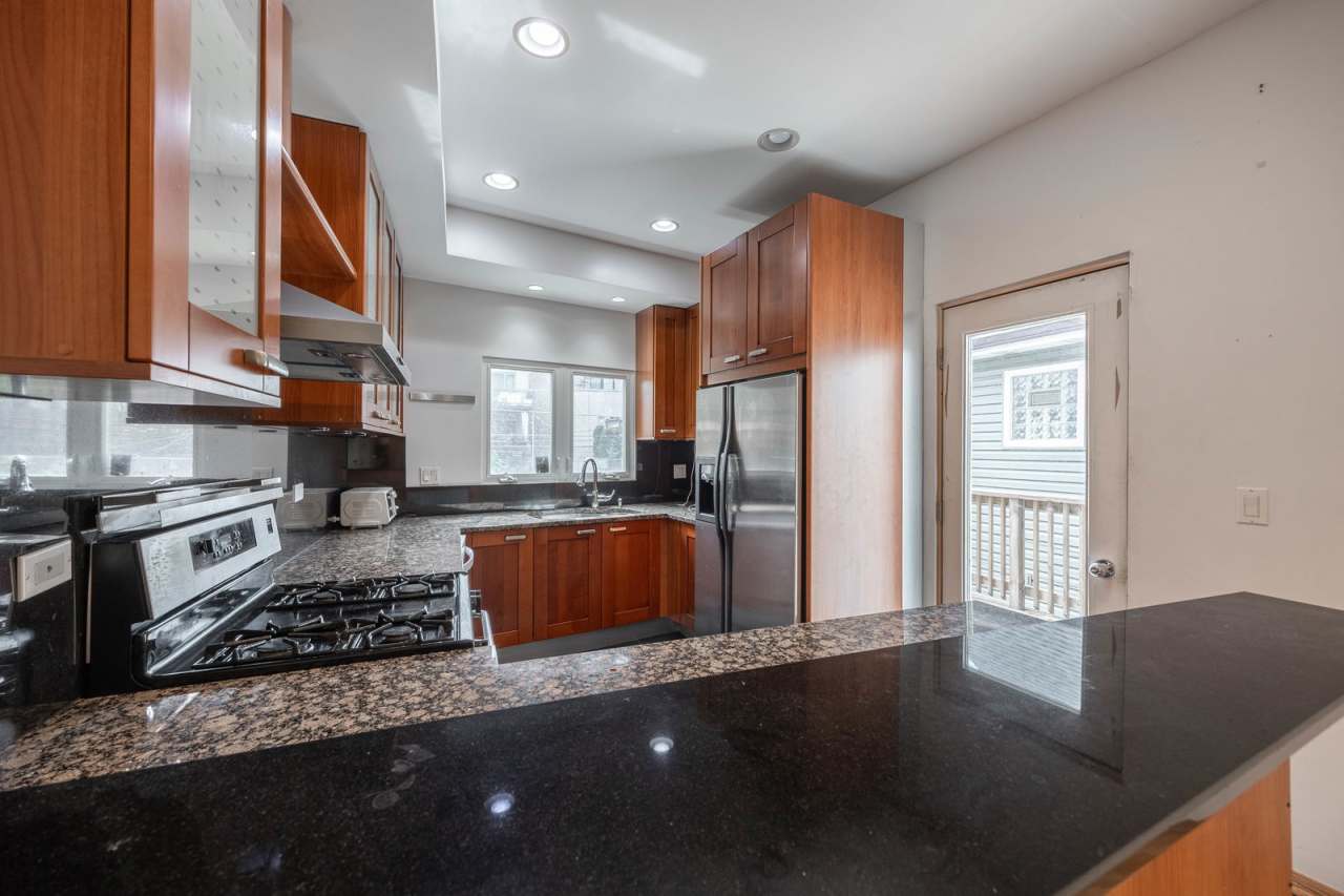 1049 North Winchester Avenue