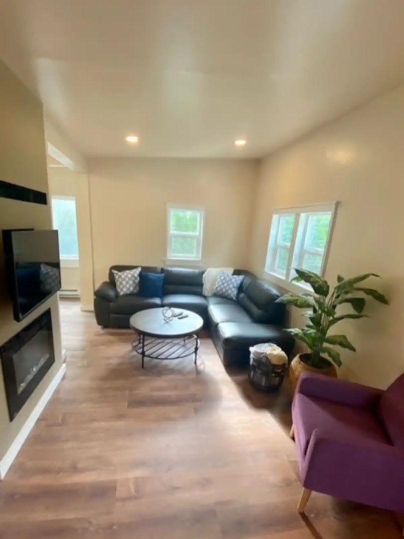 5171 Anderson Rd *1 MONTH RENT FREE WITH A NEW LEASE*