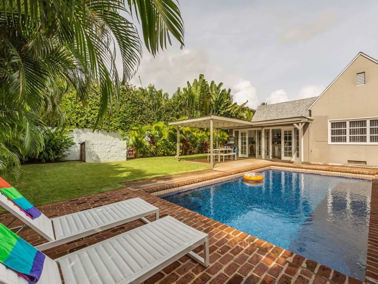 Historic Home+guest cottage in Kahala near the Beach w/Pool  AC: Ho'okipa Villa