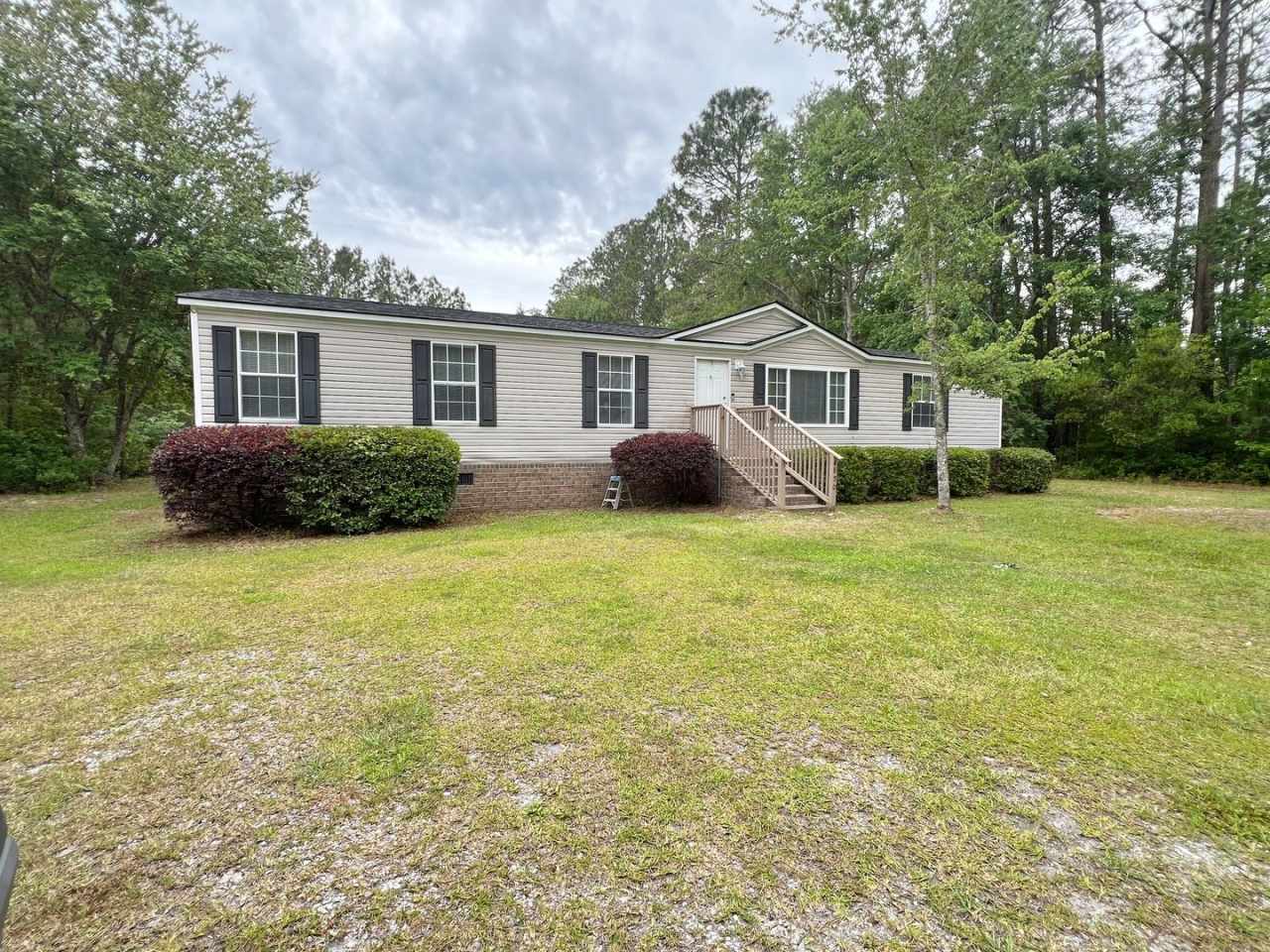 AVAILABLE NOW | SMALL PETS PERMITTED | LARGE PETS OUTDOORS ONLY