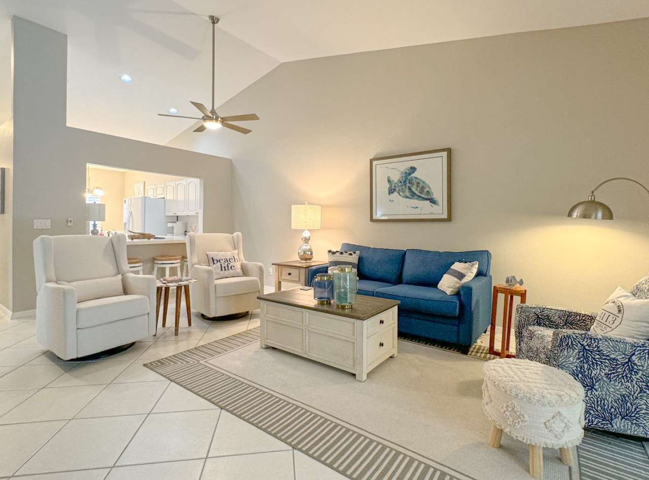 ***LELY COUNTRY CLUB***3 BEDS/ 2 BATHS***GREAT LOCATION***SEASONAL RENTAL***