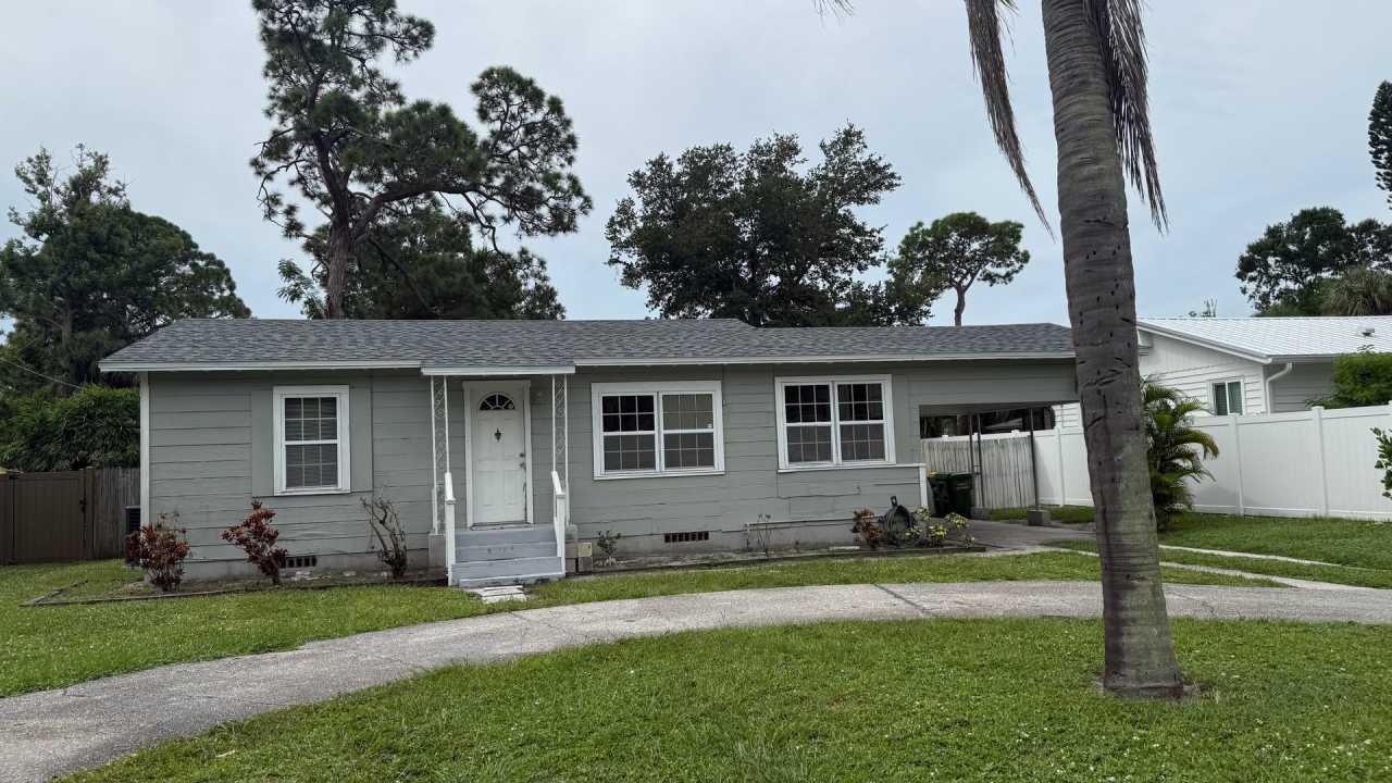 Annual 2 Bedroom + Den / 2 Bath Home – Sarasota, FL | $2,200 per month