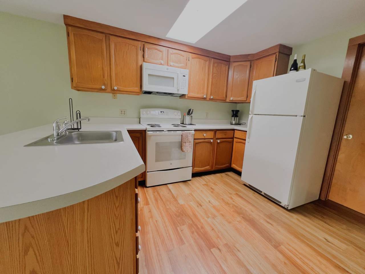 1-Bedroom Apartment with Panoramic Wooded Views – Fully Furnished, All Utilities Included
