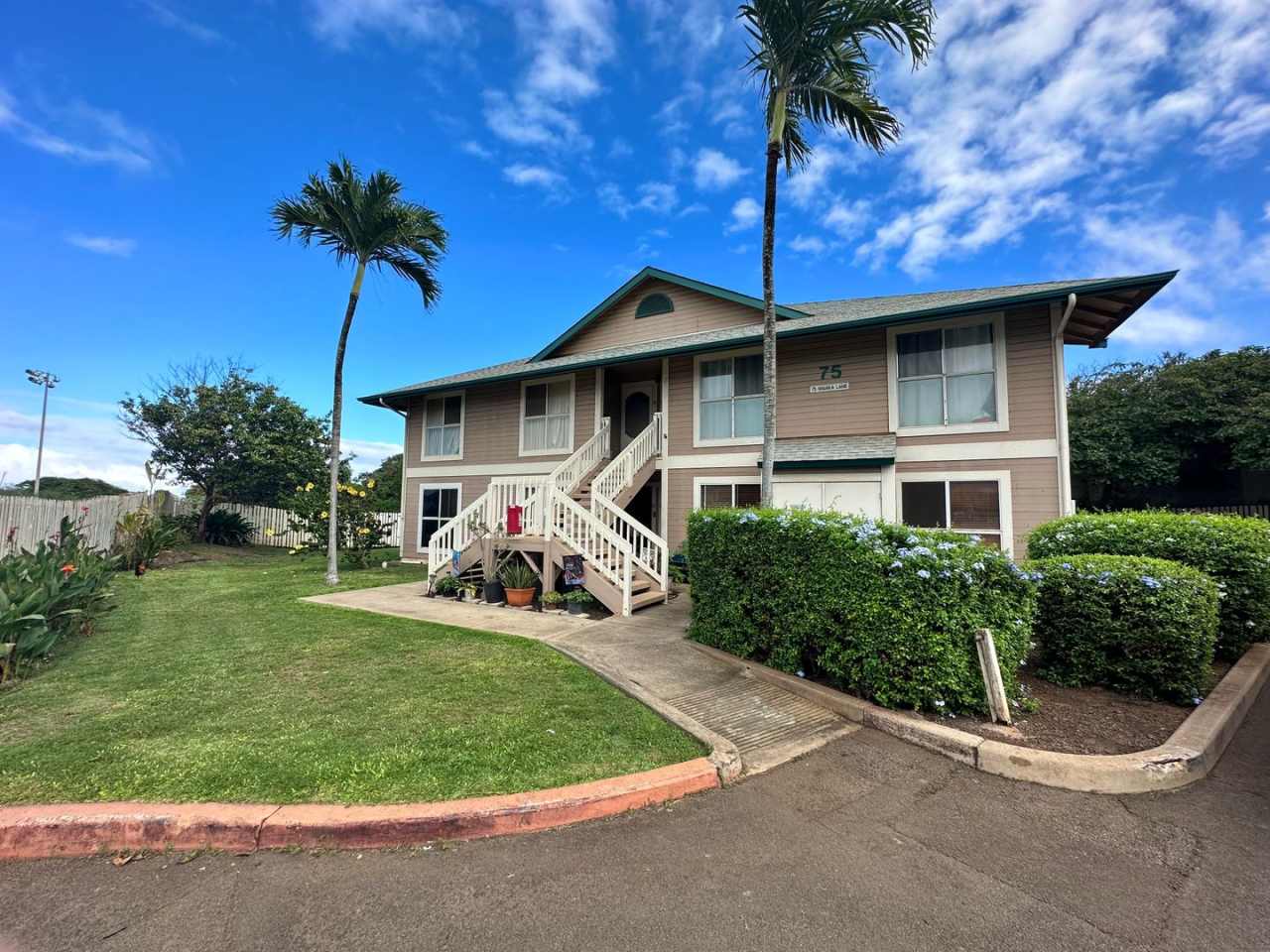 3 Bedroom / 2 Bath Townhouse in Iao Parkside!