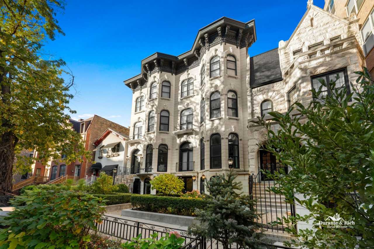 Luxurious Fully Furnished Penthouse Retreat in the Heart of Chicago's Desirable Near West Side