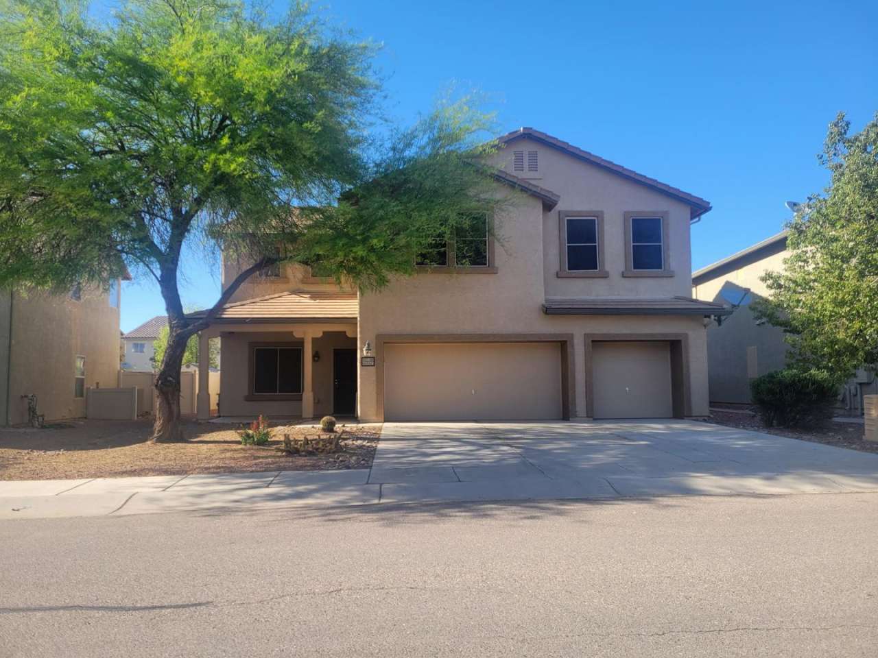 Beautiful 4 bed home with Den and Loft