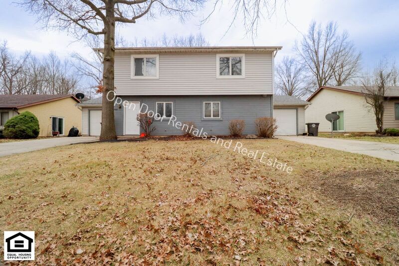 2305 Versailles Village PL