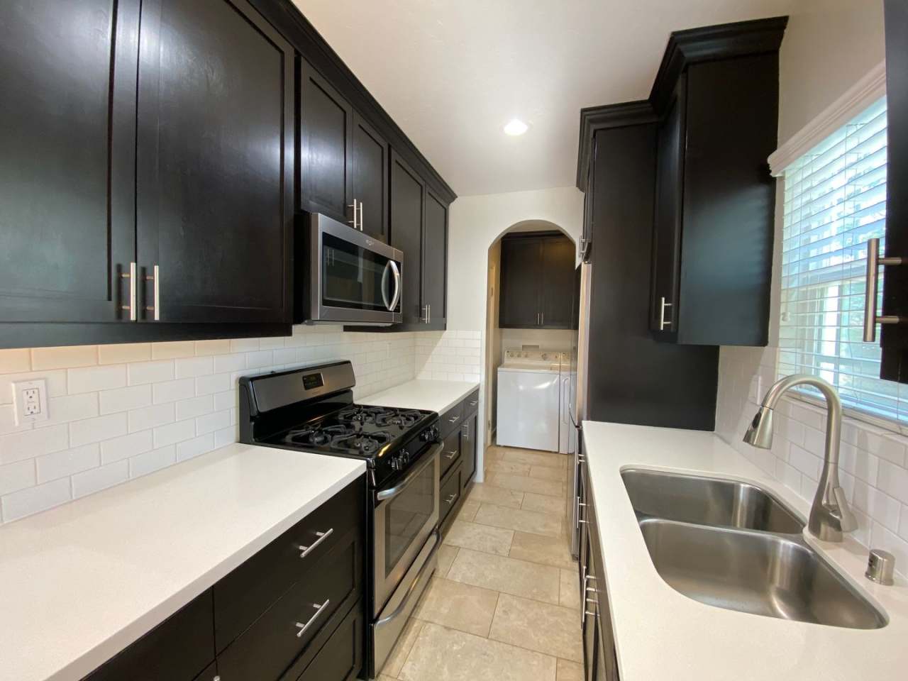 One Bedroom Bungalow in Boutique Community! AIR CONDITIONING! Full size Washer/Dryer! Enclosed Front Yard!