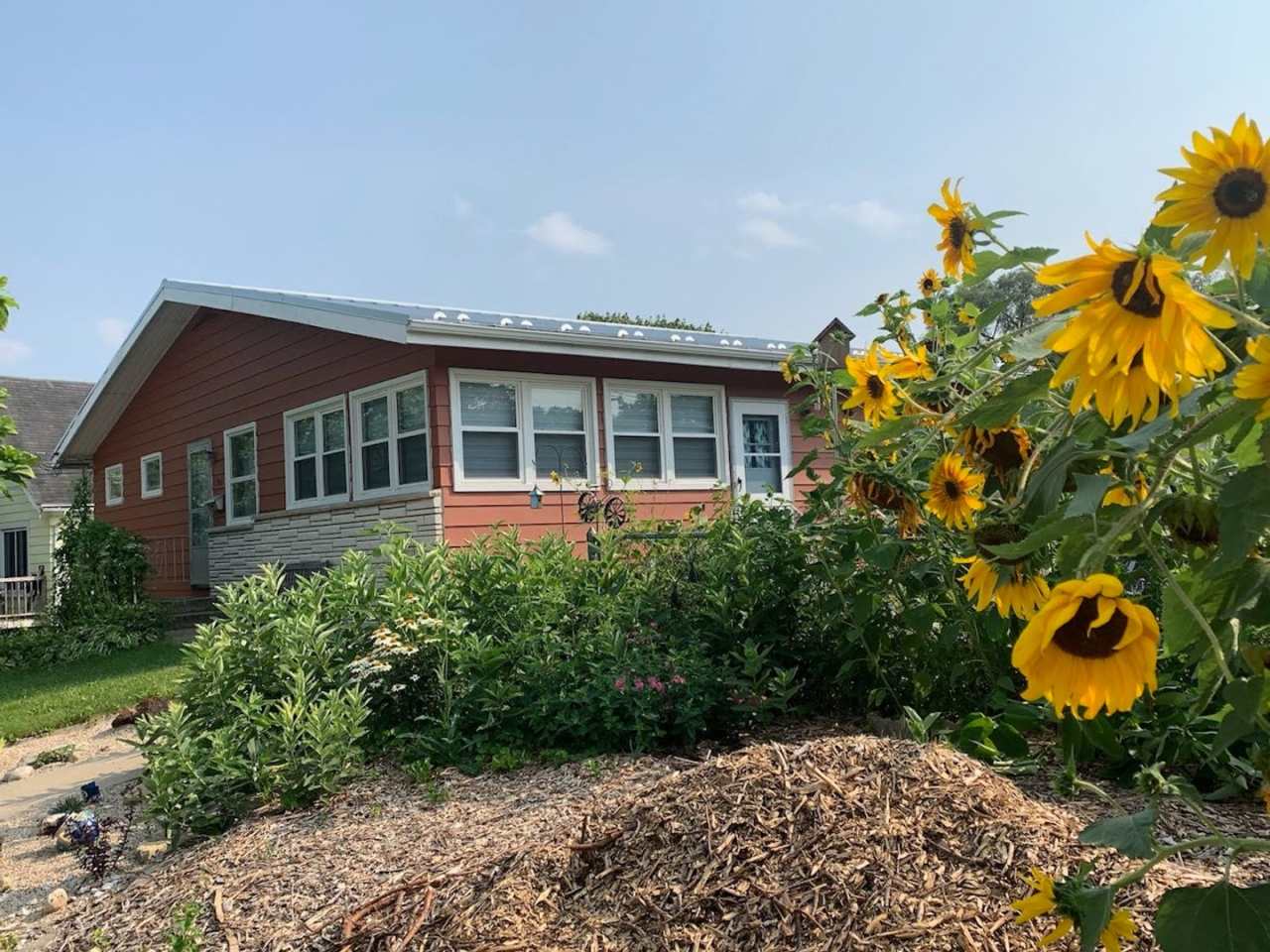 Charming 3 Bedroom House with Solar and Gardens